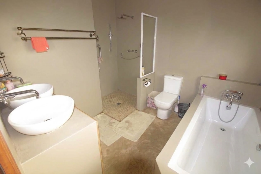 4 Bedroom Property for Sale in Fountains Estate Eastern Cape